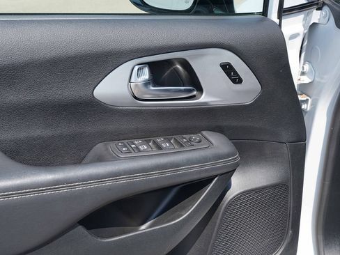 Used 2025 Chrysler Pacifica Limited FWD image 26