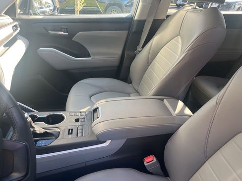 Certified 2024 Toyota Highlander XLE image 5