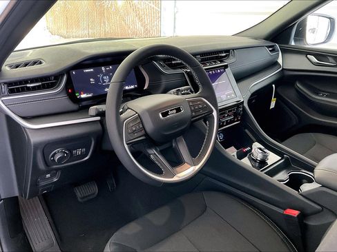 New 2025 Jeep Grand Cherokee L Laredo w/ Luxury Tech Group I image 4