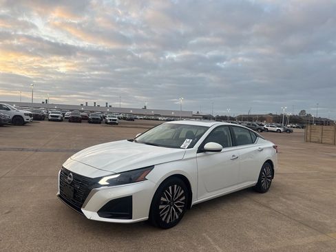 Used 2023 Nissan Altima 2.5 SV w/ SV Premium Package image 8