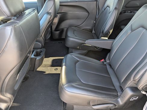 Used 2025 Chrysler Voyager LX image 11
