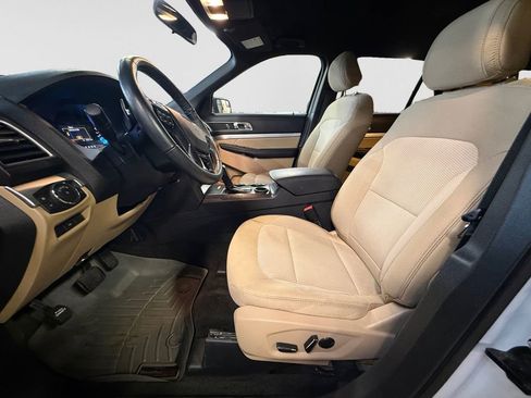 Used 2017 Ford Explorer XLT image 14