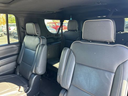 Used 2022 GMC Yukon XL SLT w/ SLT Premium Package image 12