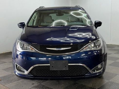 Used 2017 Chrysler Pacifica Touring-L w/ Tire & Wheel Group image 4