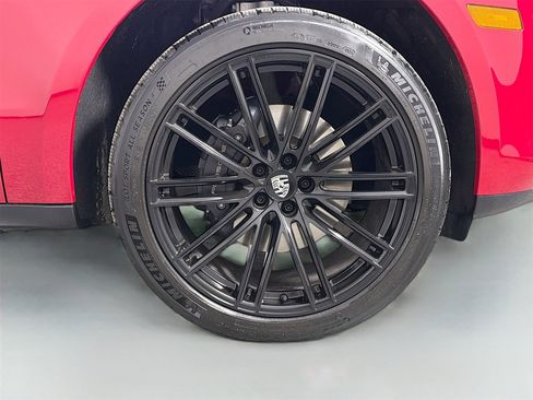 Certified 2023 Porsche Macan image 14