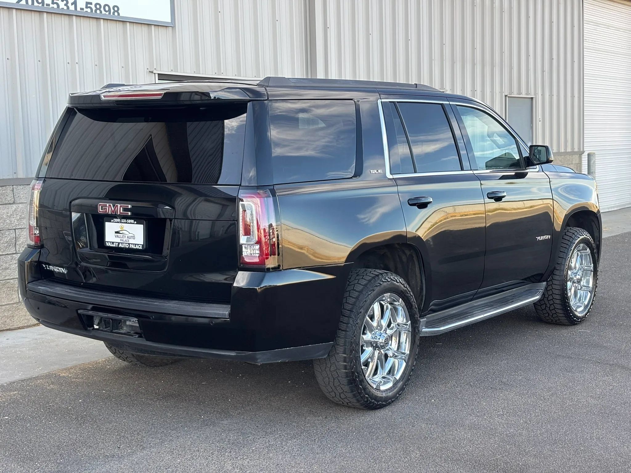 Used 2016 GMC Yukon SLE w/ HD Trailering Package AWD/4WD image 3