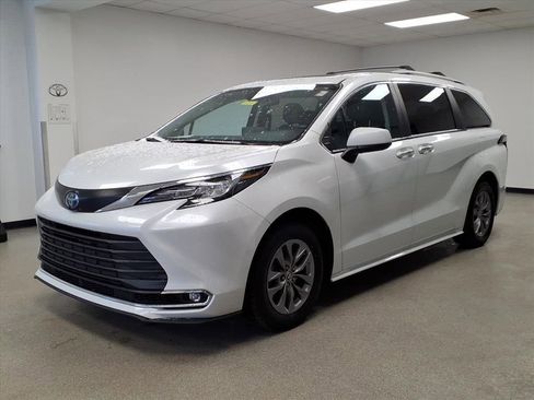 Certified 2023 Toyota Sienna XLE image 2