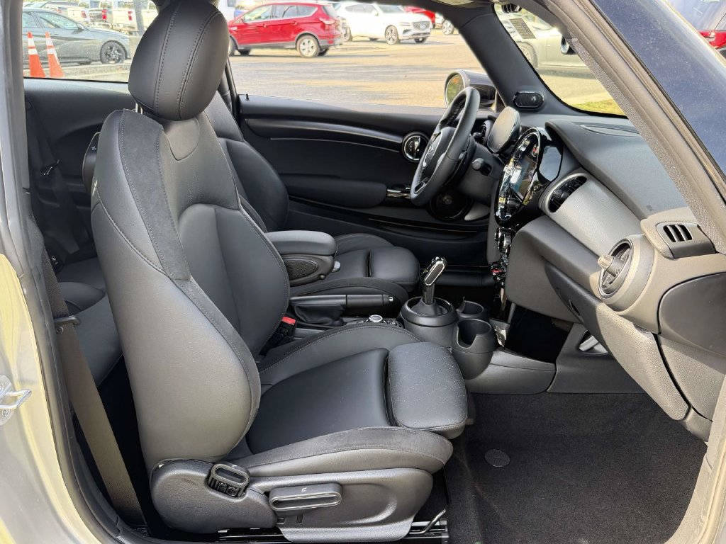 Used 2024 MINI Cooper S w/ Signature Upholstery Package FWD image 9