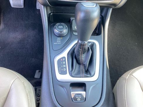 Used 2018 Jeep Cherokee Limited AWD/4WD image 12