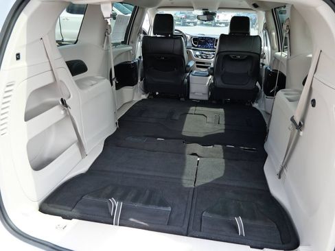 Used 2024 Chrysler Pacifica Touring-L FWD image 10