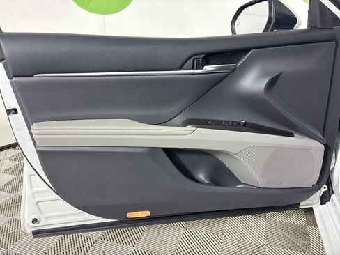 Used 2022 Toyota Camry XLE image 11