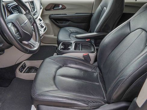 Used 2019 Chrysler Pacifica Touring-L image 10