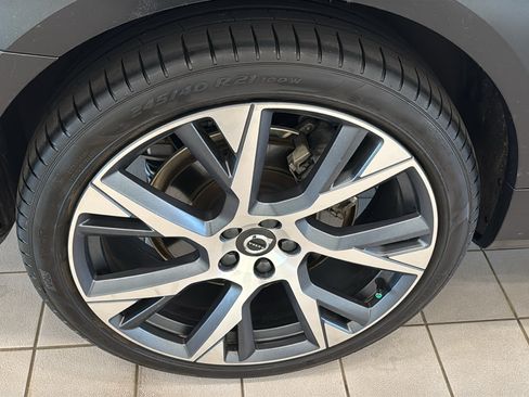 Certified 2025 Volvo V90 B6 Cross Country Ultra w/ Protection Package Premier AWD/4WD image 31