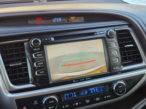 Used 2019 Toyota Highlander XLE image 19