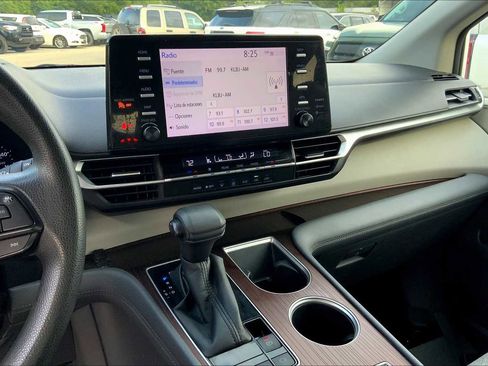 Used 2022 Toyota Sienna LE image 6