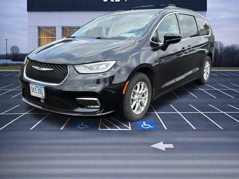Used 2022 Chrysler Pacifica Touring-L FWD image 1