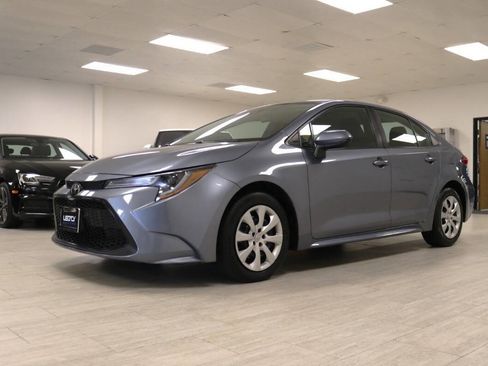 Used 2022 Toyota Corolla LE image 2