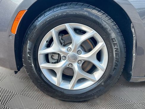 Used 2020 Chrysler Pacifica Touring-L Plus w/ Tire & Wheel Group FWD image 29