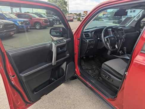 Used 2022 Toyota 4Runner SR5 AWD/4WD image 8