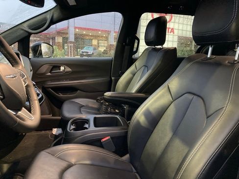Used 2025 Chrysler Pacifica Select image 10