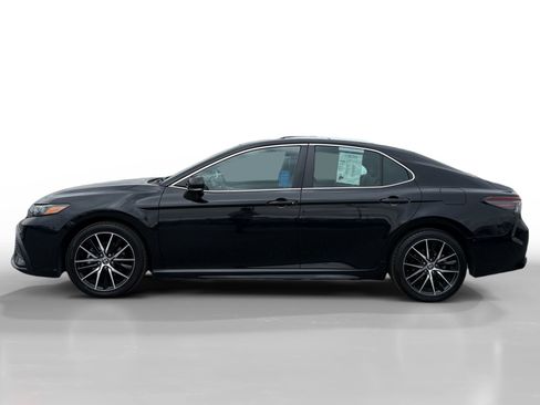 Used 2023 Toyota Camry SE image 2