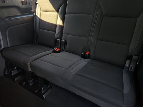 Used 2025 Chevrolet Suburban LS image 31