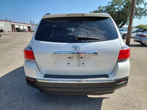 Used 2013 Toyota Highlander SE FWD image 6