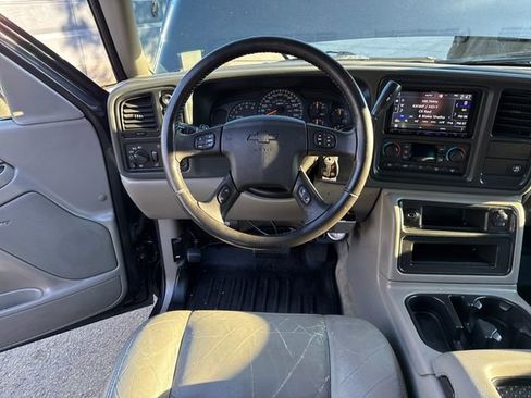 Used 2006 Chevrolet Suburban LT w/ Preferred Equipment Group image 18