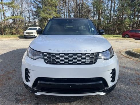 Used 2024 Land Rover Discovery Metropolitan Edition image 3