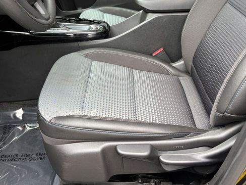 Used 2025 Chevrolet Trax LT FWD image 28