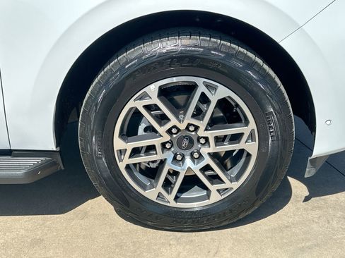 Used 2025 Ford Expedition Active image 10