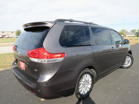 Used 2012 Toyota Sienna XLE image 6