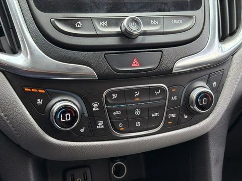 Used 2018 Chevrolet Equinox Premier FWD image 16