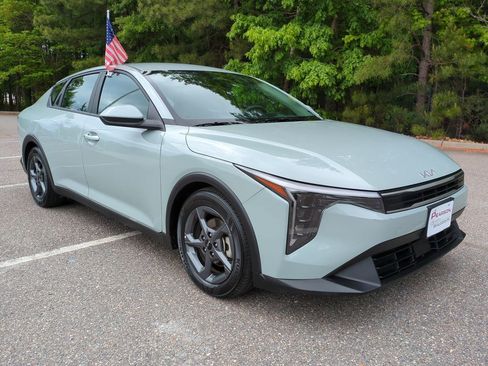 Used 2025 Kia K4 FWD image 2