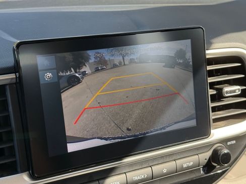 Used 2025 Hyundai Venue SEL image 17