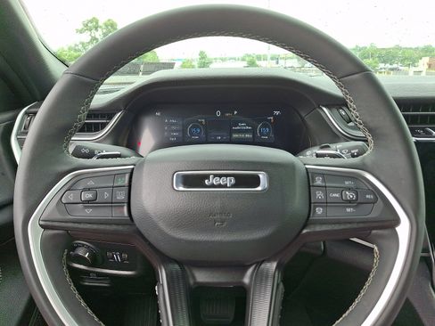 Certified 2025 Jeep Grand Cherokee Altitude AWD/4WD image 18
