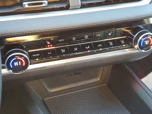 Used 2024 Chevrolet Equinox LT image 16