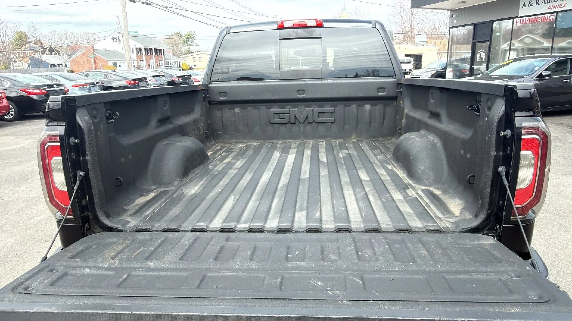 Used 2018 GMC Sierra 1500 SLT w/ SLT Premium Package AWD/4WD image 9