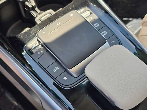 Used 2023 Mercedes-Benz GLB 250 4MATIC image 34