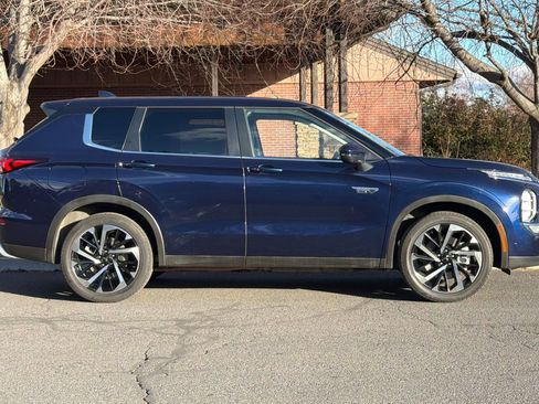 Used 2024 Mitsubishi Outlander SE image 3