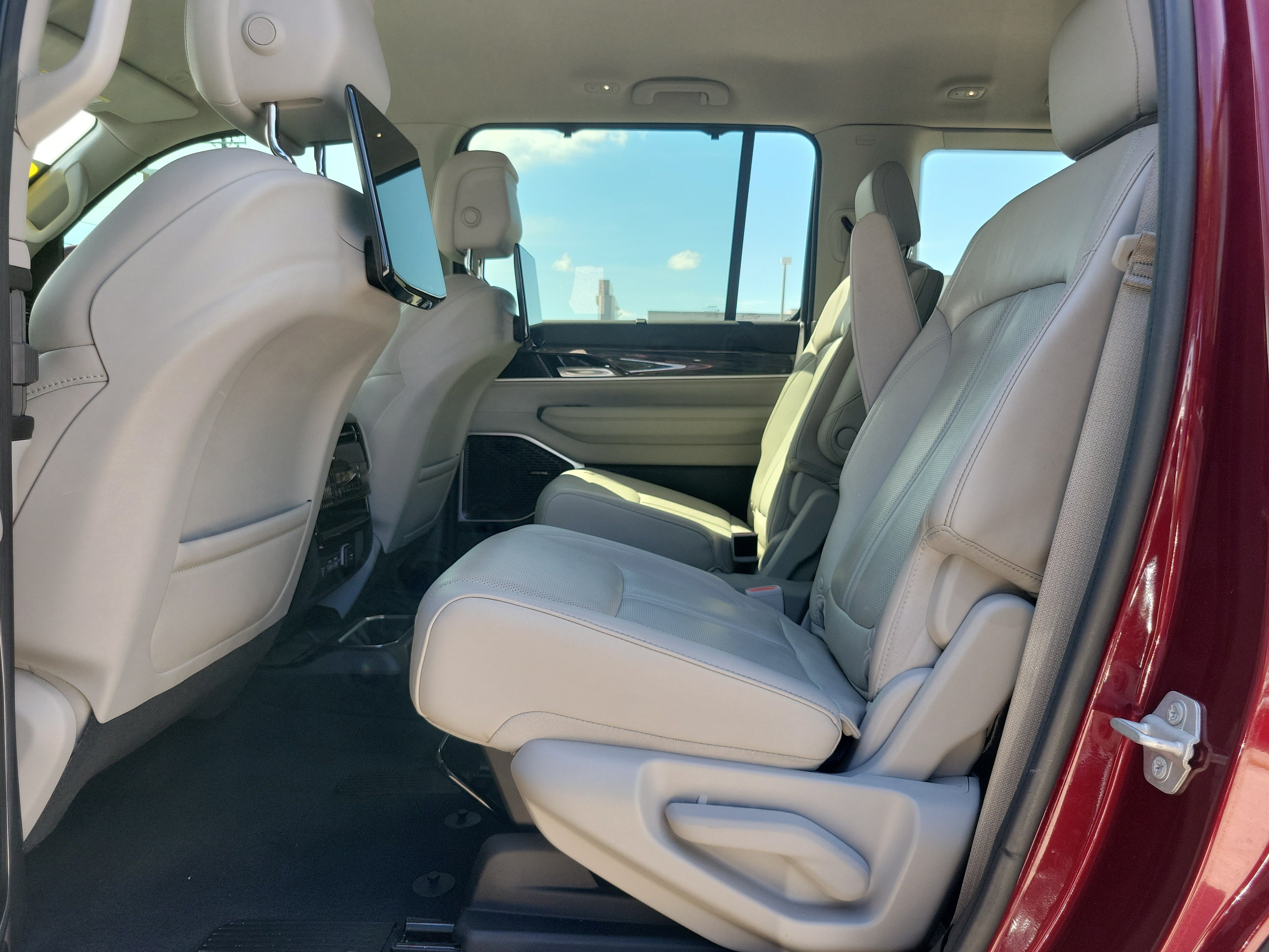 Used 2022 Jeep Wagoneer Series III w/ Convenience Group I RWD image 9