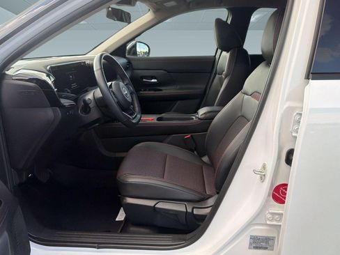 Certified 2025 Nissan Kicks SR FWD image 9