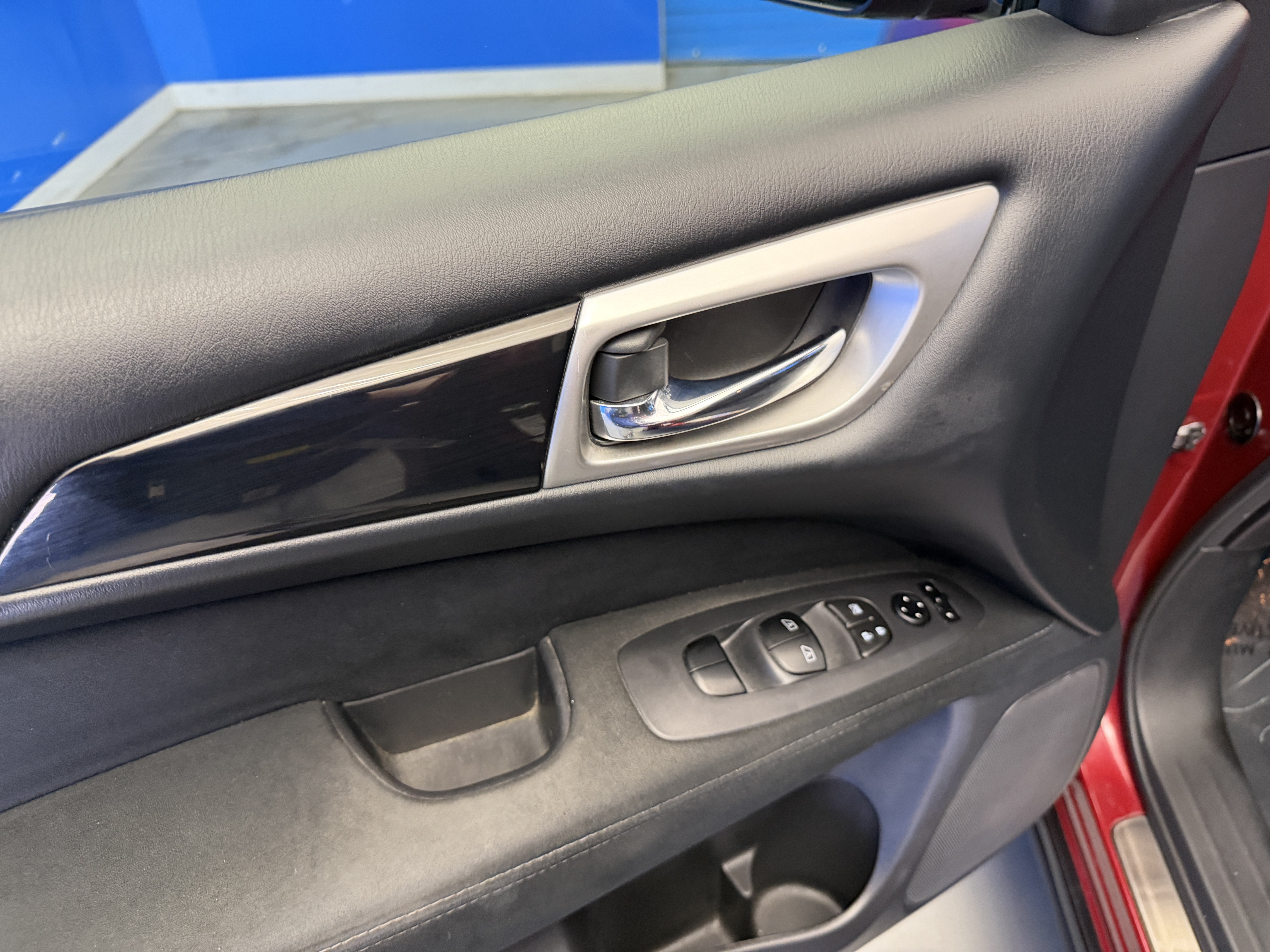 Used 2015 Nissan Pathfinder SV FWD image 10