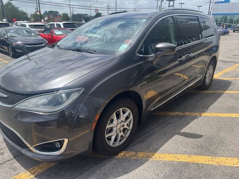 Used 2020 Chrysler Pacifica Touring-L image 2