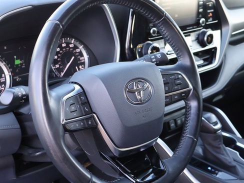 Used 2020 Toyota Highlander XLE image 18