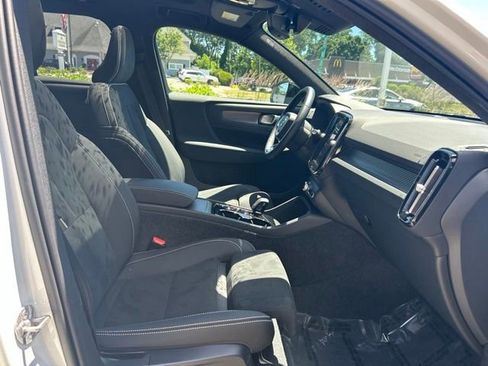 Used 2025 Volvo XC40 B5 Plus AWD/4WD image 15