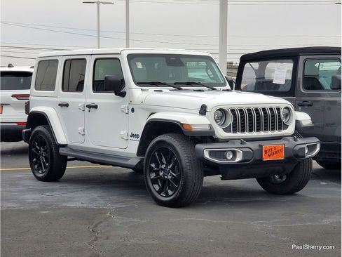 Used 2025 Jeep Wrangler Sahara image 5