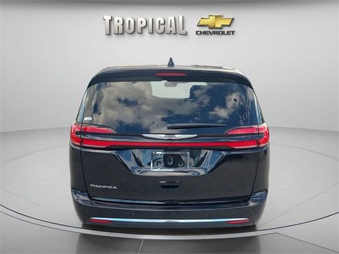 Used 2024 Chrysler Pacifica Touring-L image 4