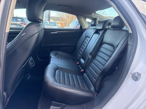 Used 2017 Ford Fusion SE w/ Fusion SE Technology Package image 11