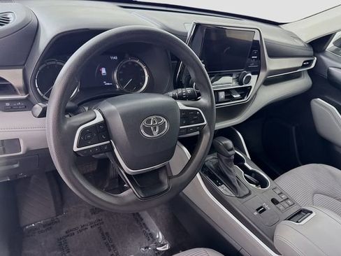 Used 2023 Toyota Highlander L image 9